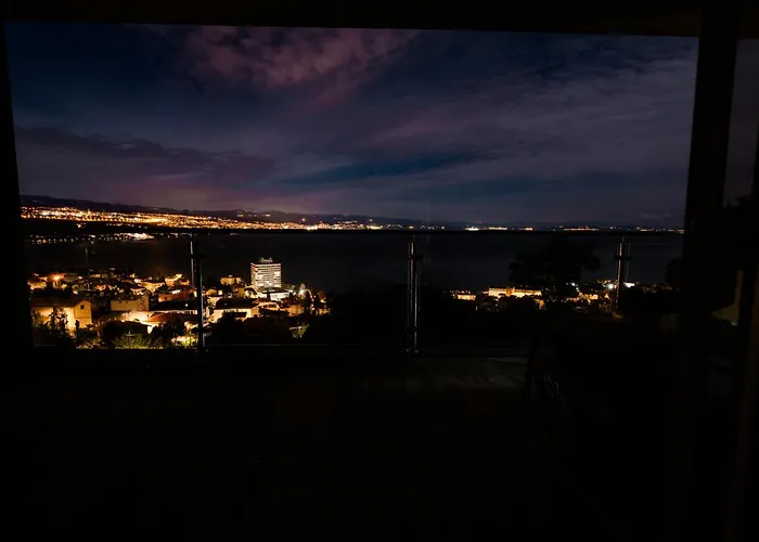 Lilly Luxury アパート