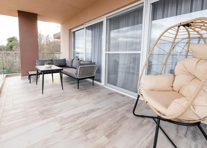 Lilly Luxury アパート