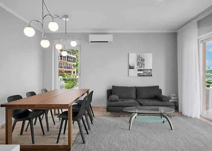 Lilly Luxury アパート